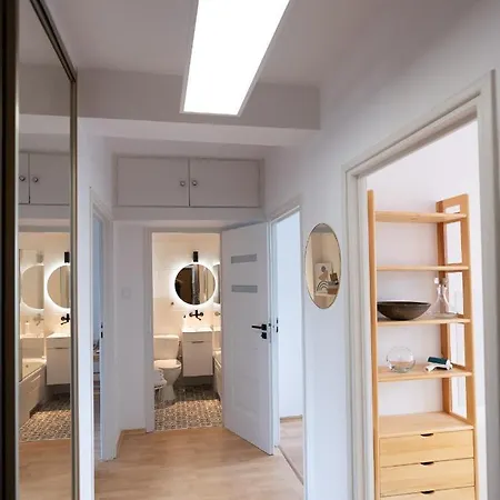 アパート Spacious, Quiet And Bright Apartment, Close Center - Backyard Parking - Mokotow *